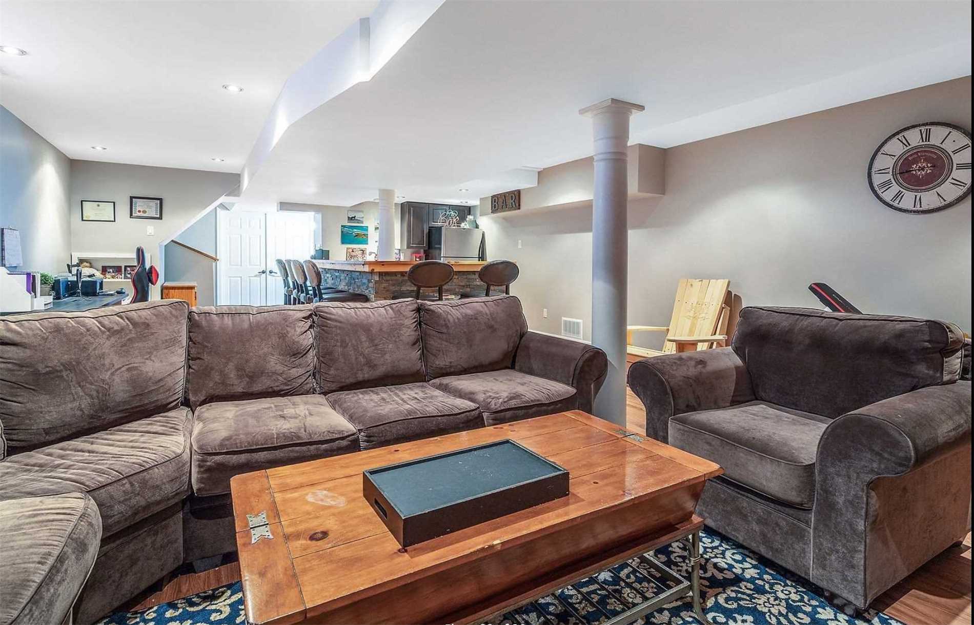 25 Mowat Cres