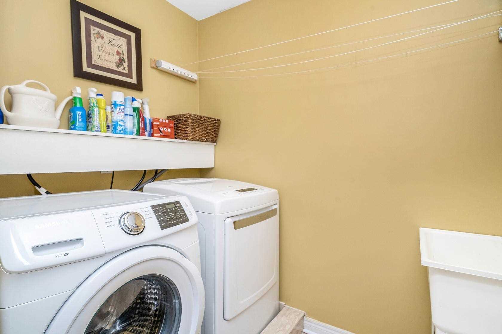 25 Mowat Cres