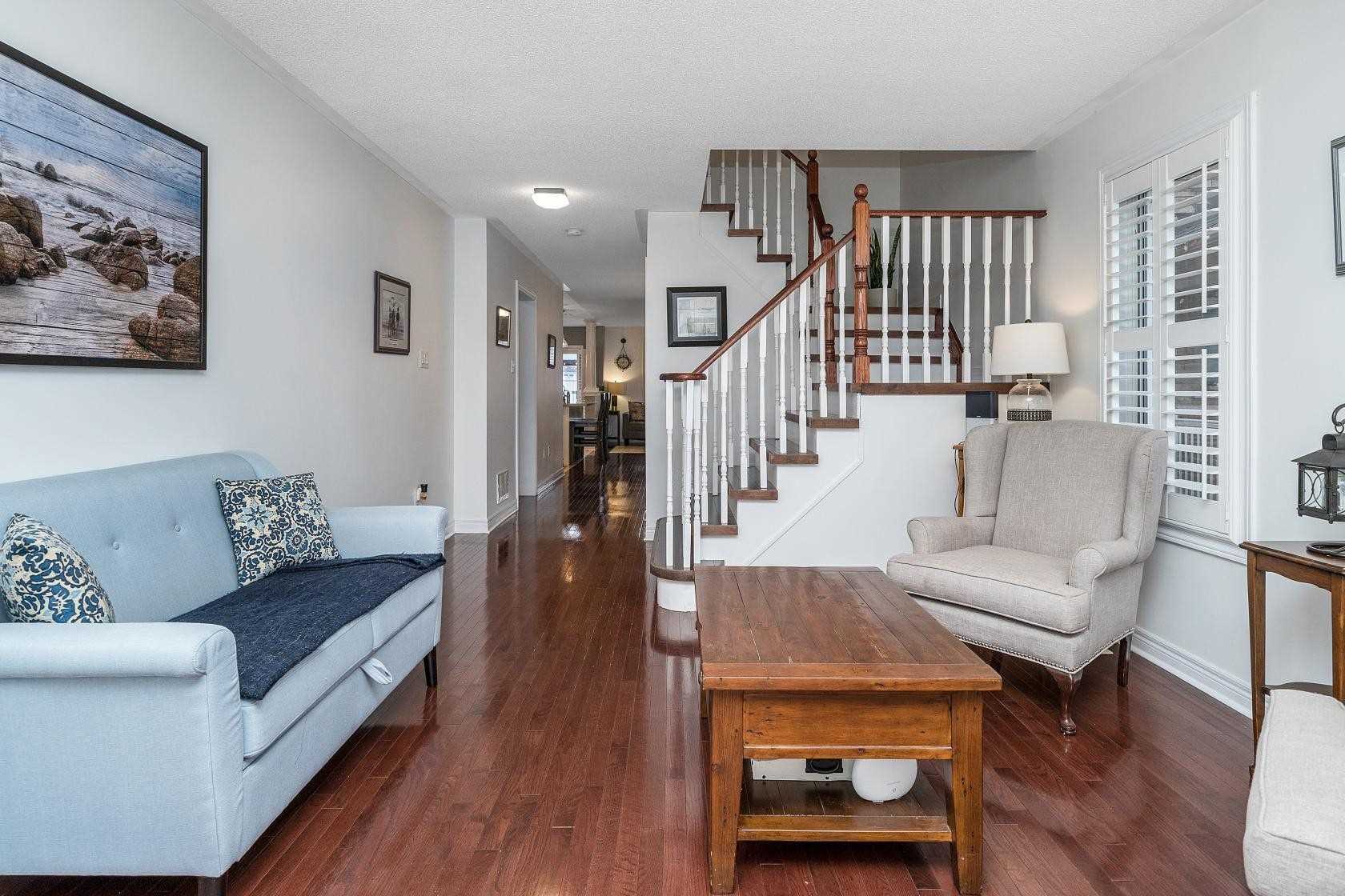 25 Mowat Cres