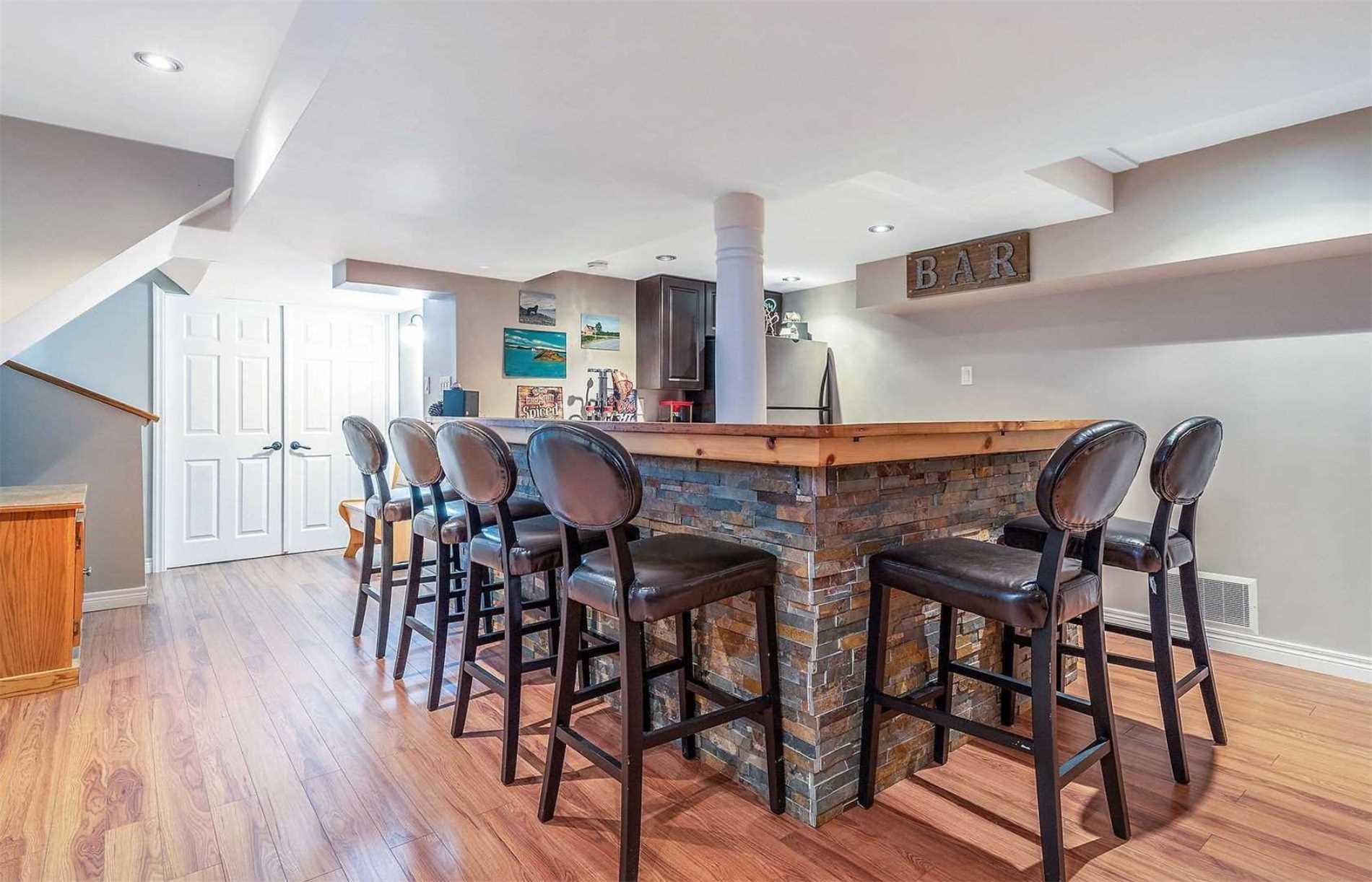25 Mowat Cres