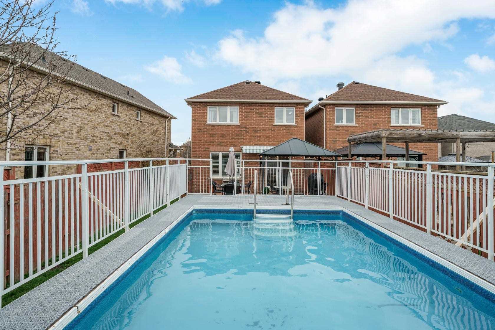 25 Mowat Cres