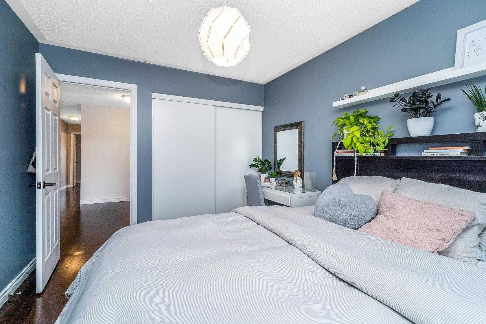 25 Mowat Cres