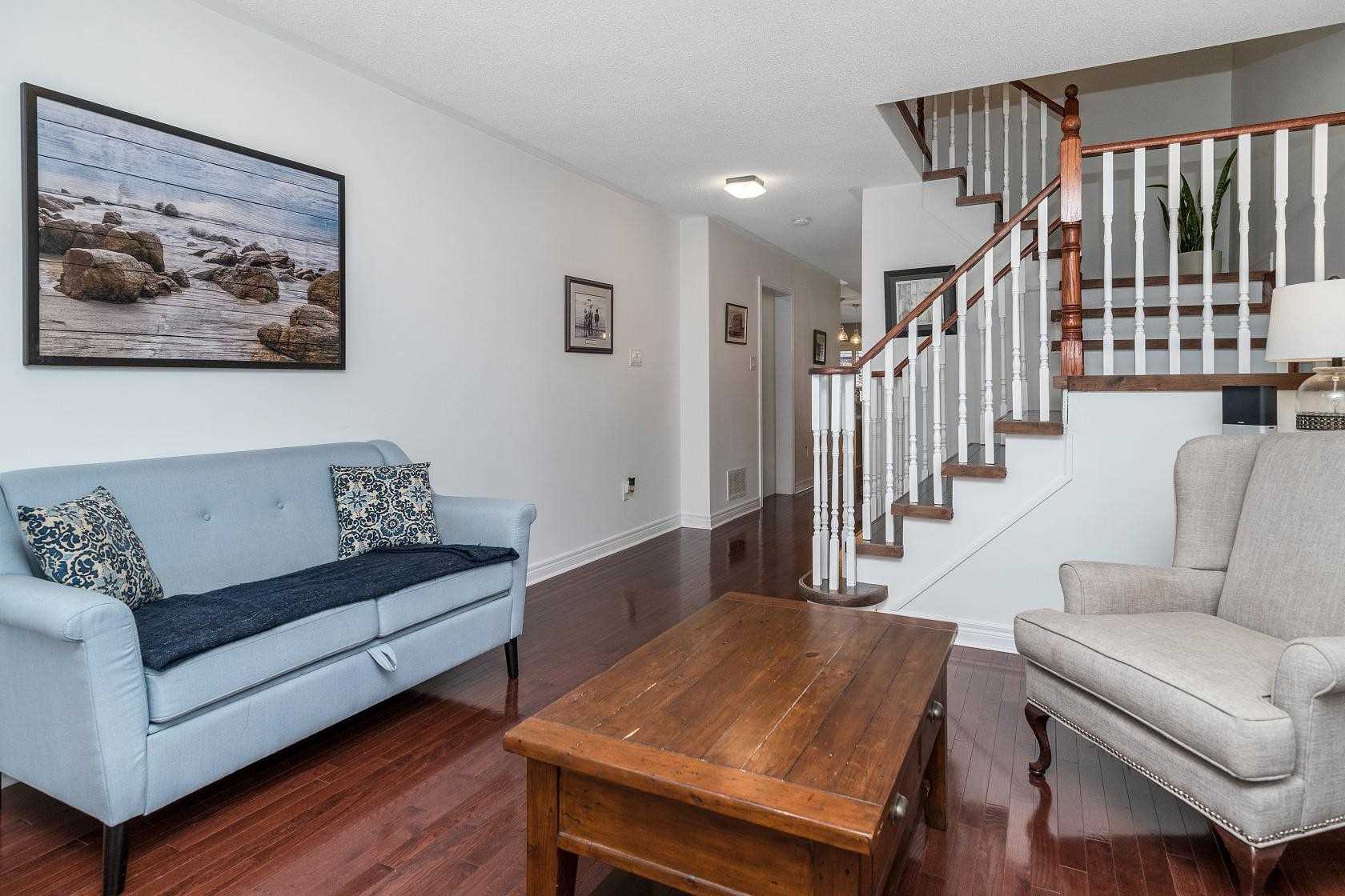 25 Mowat Cres