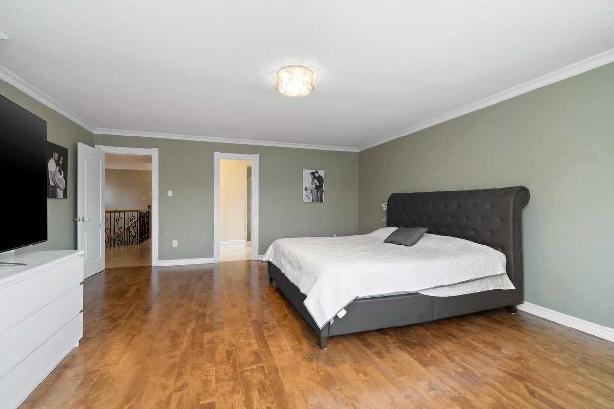859 Mays Cres