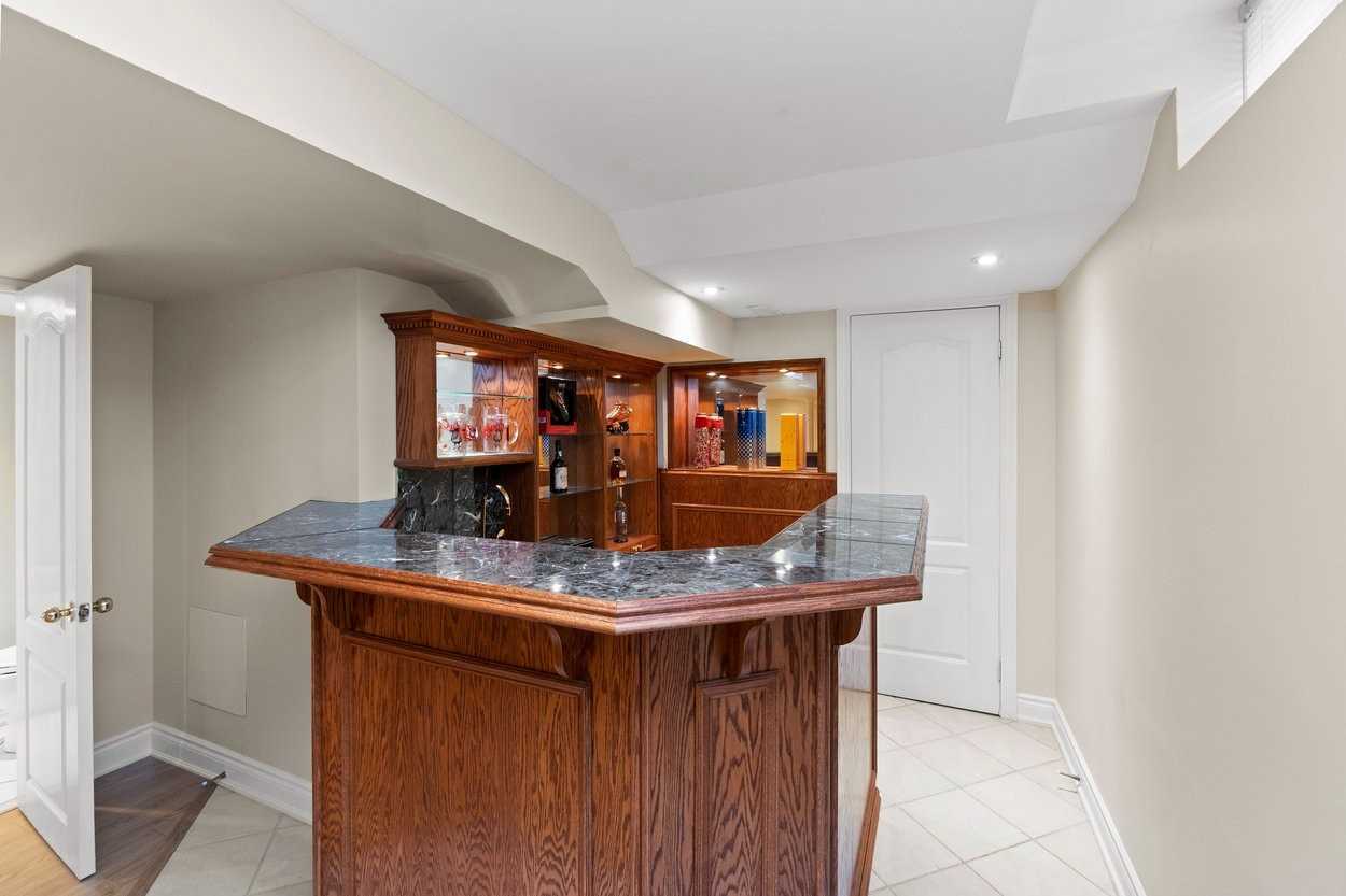 859 Mays Cres