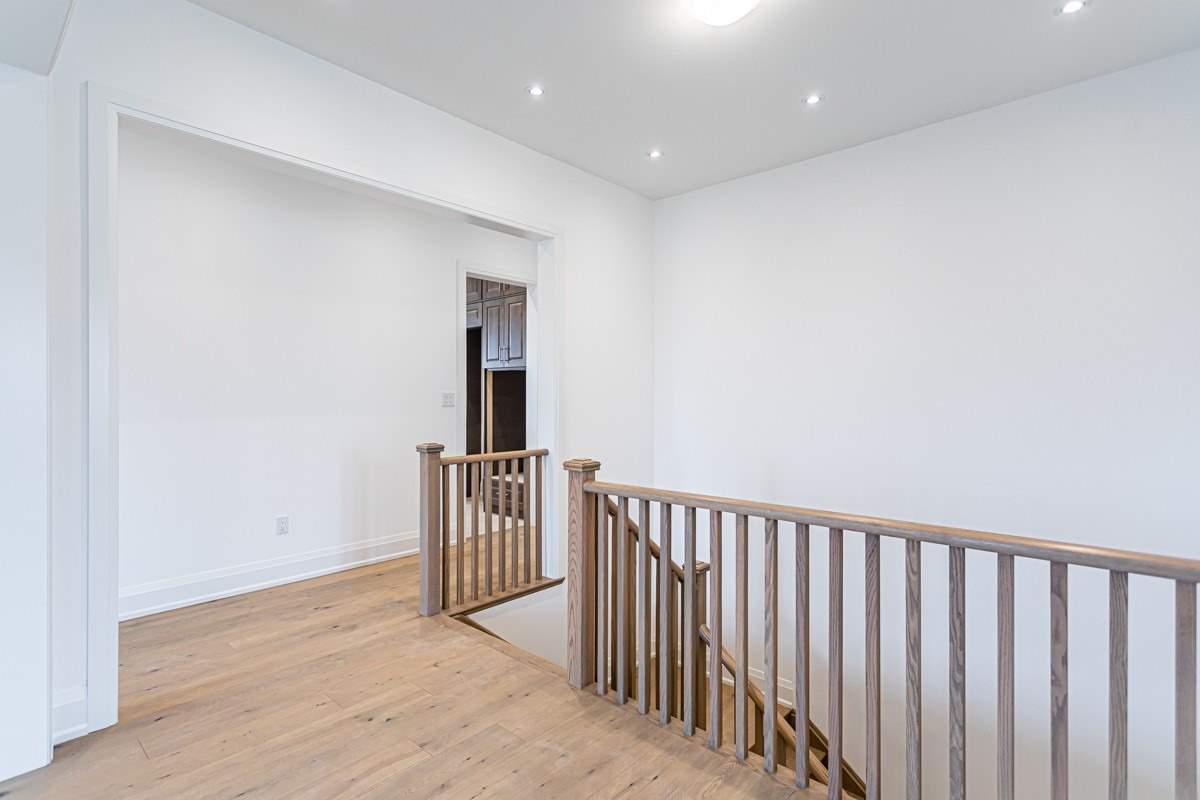 4 Jb Robson Crt