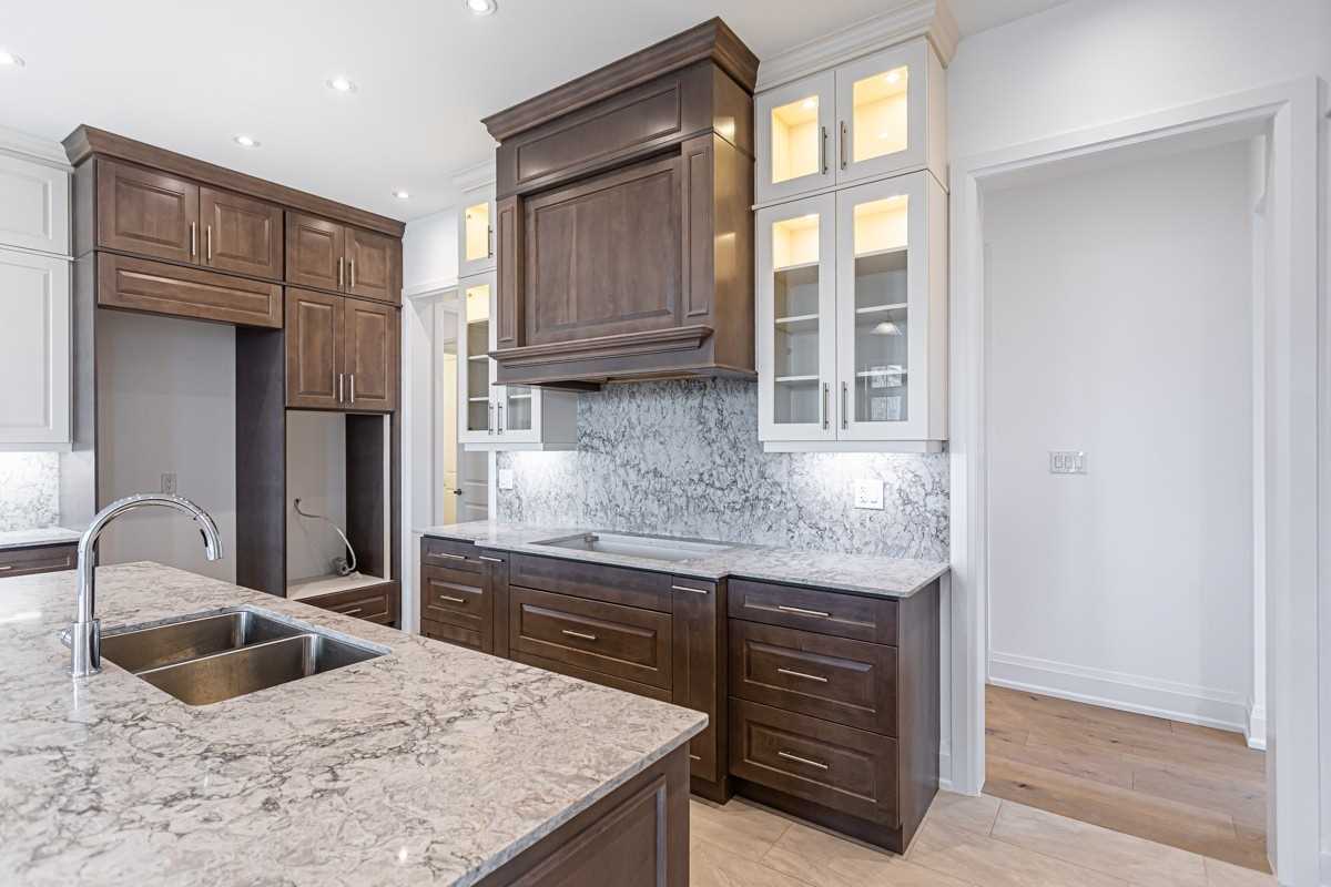 4 Jb Robson Crt