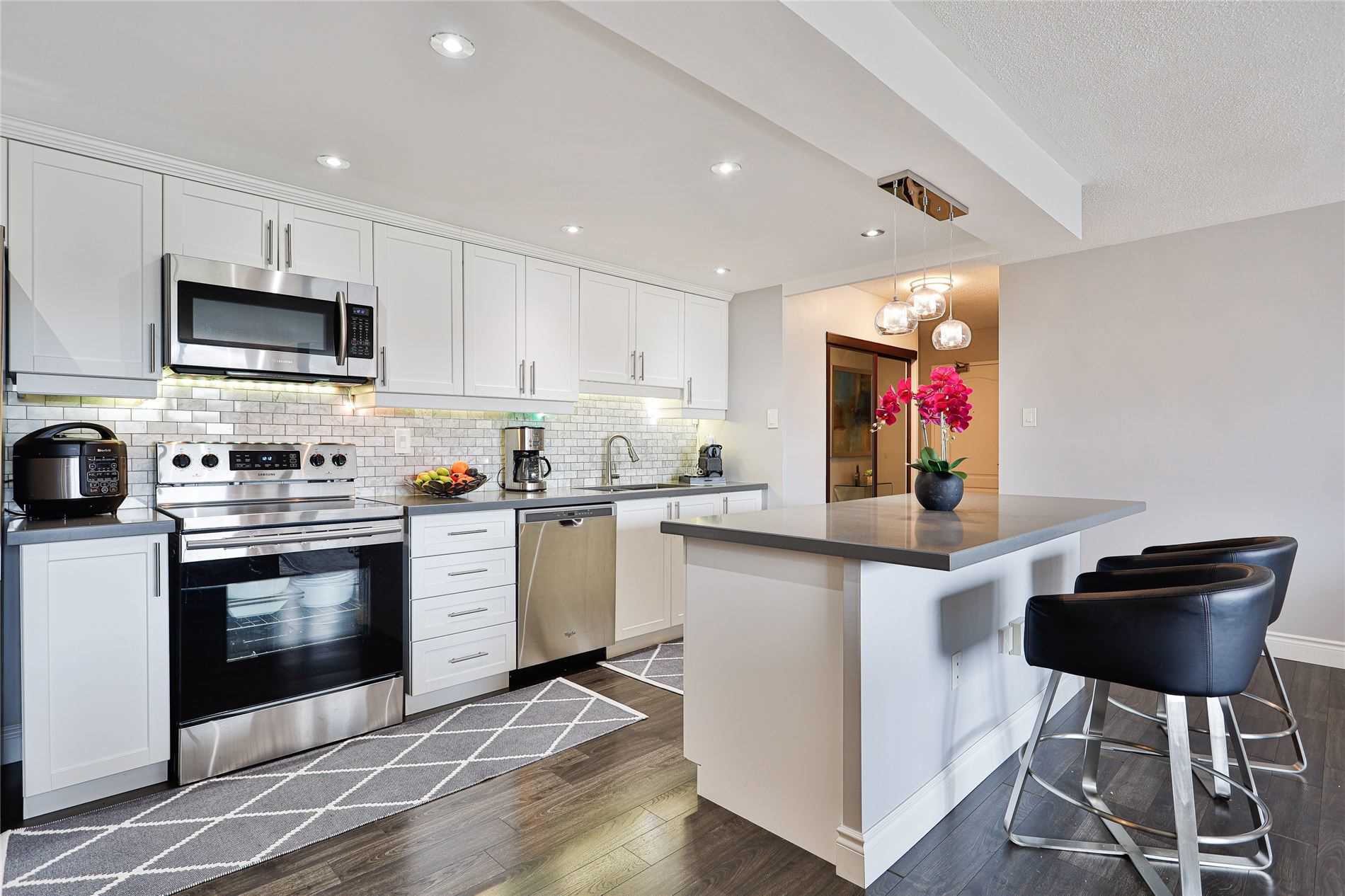 61 Richview Rd, #402
