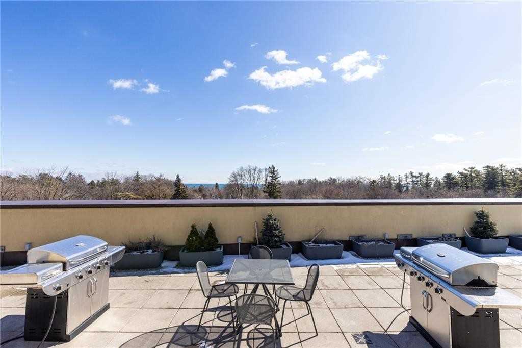 205 Lakeshore Rd W, #304