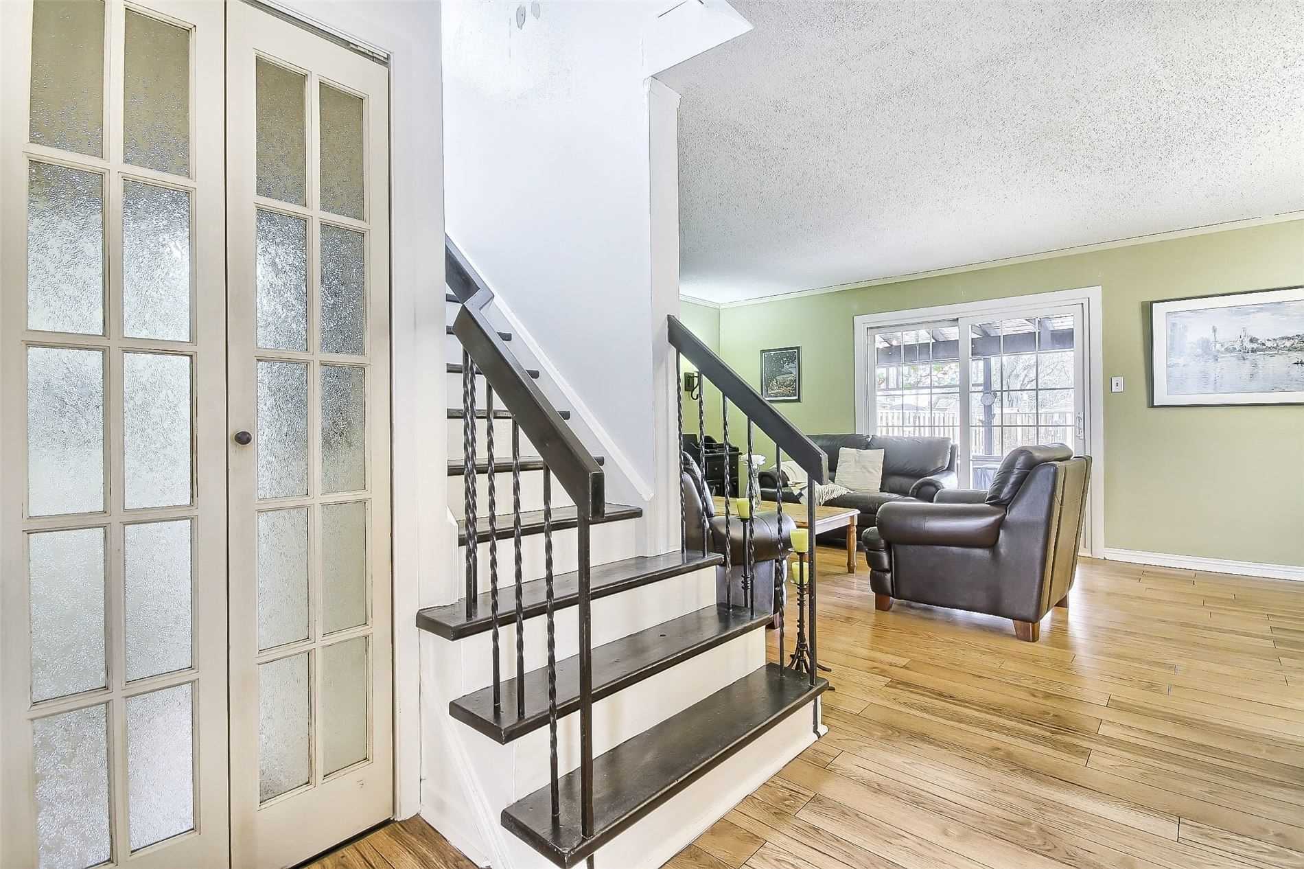 47 Lacewood Cres
