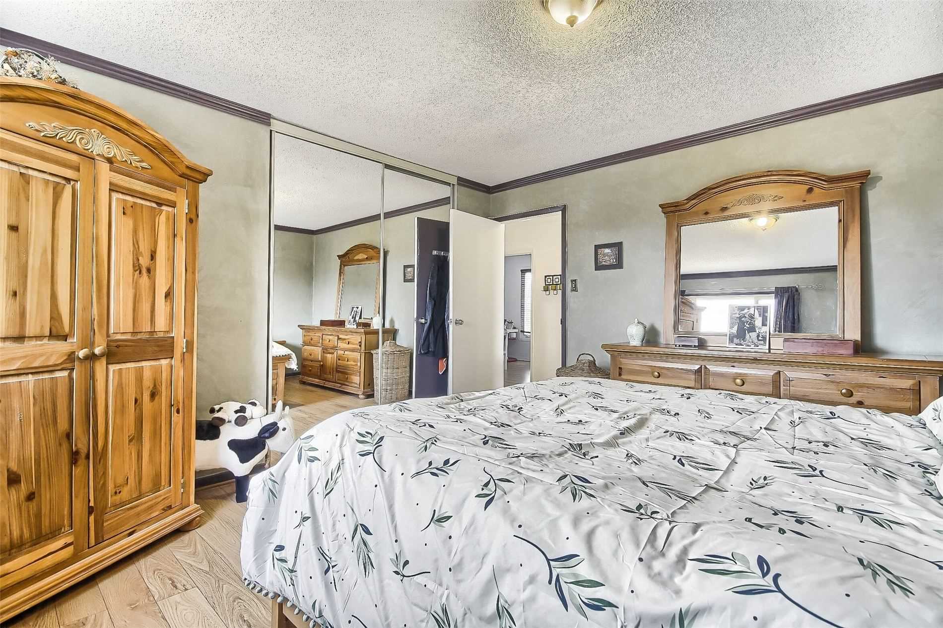 47 Lacewood Cres