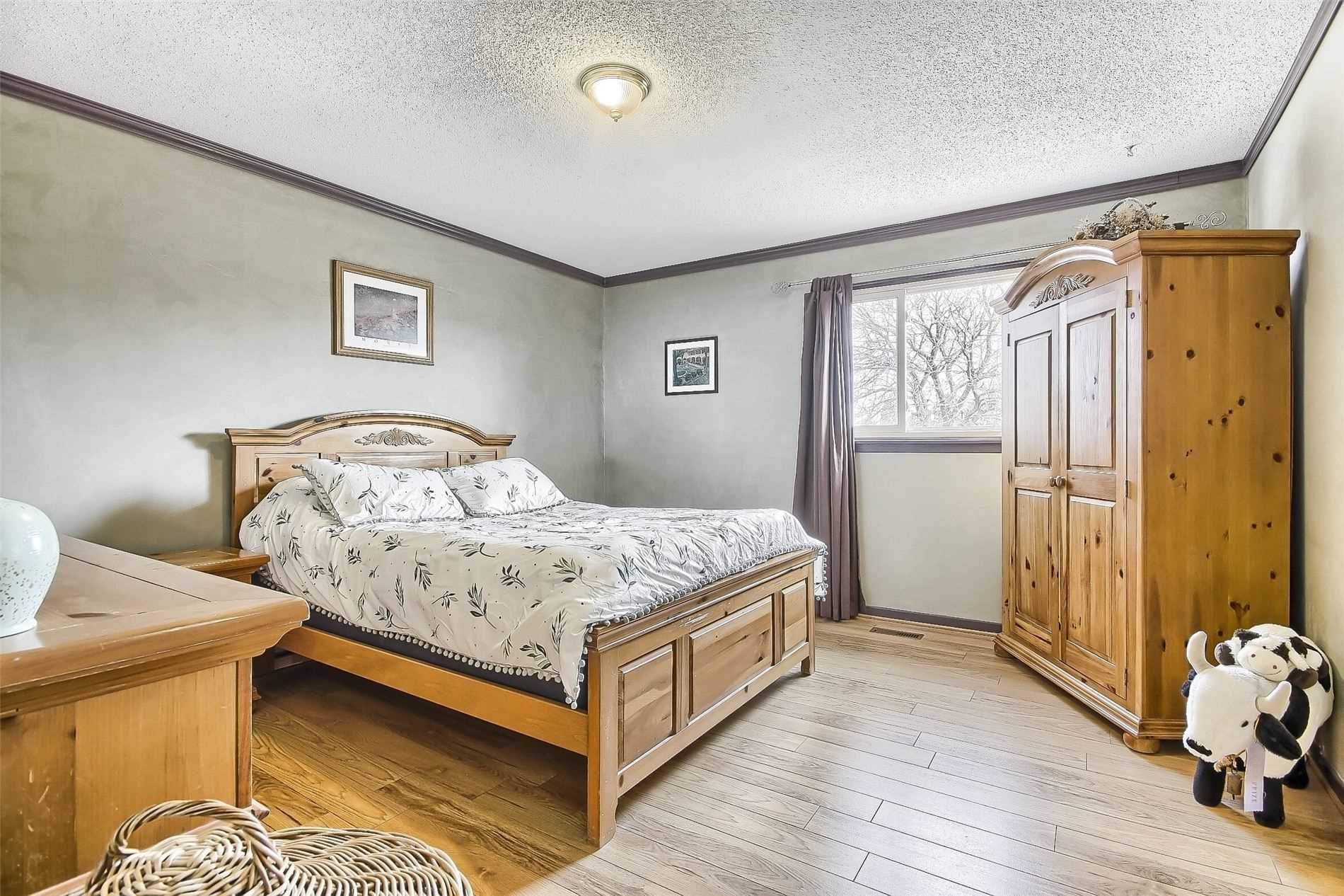 47 Lacewood Cres