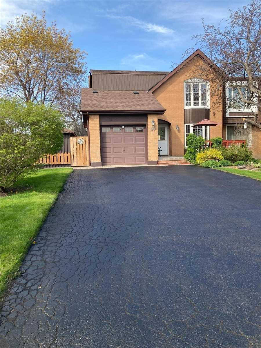 47 Lacewood Cres