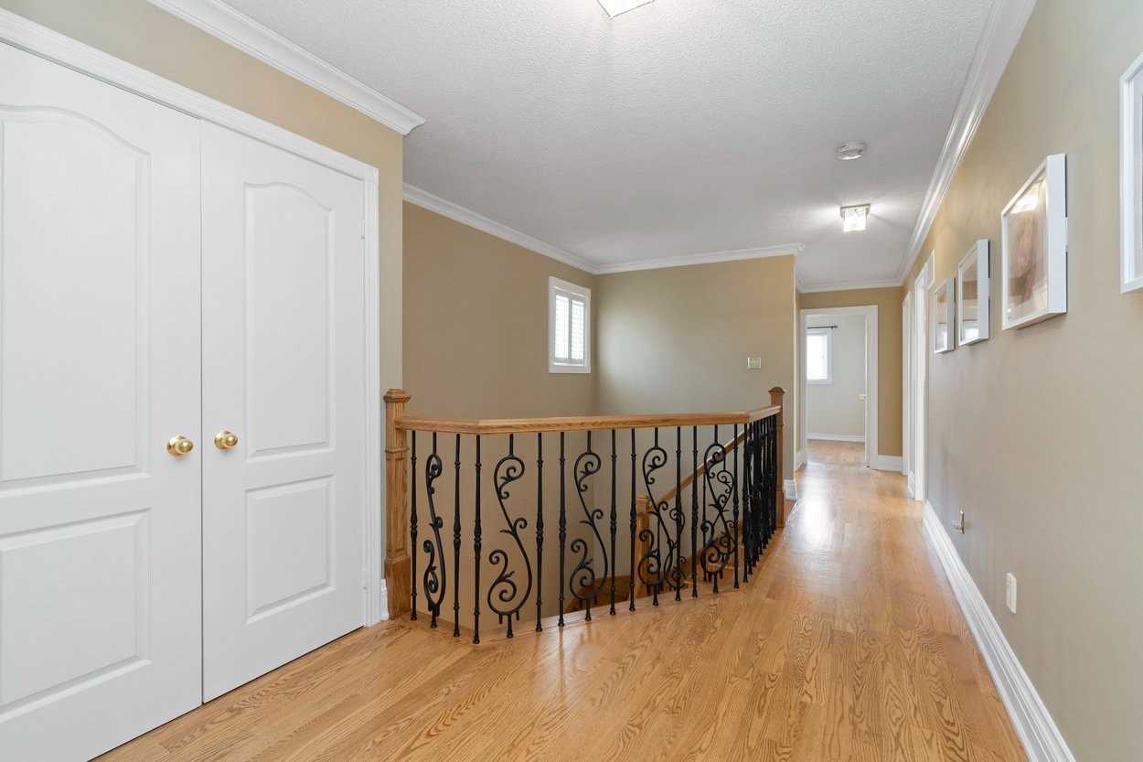 859 Mays Cres
