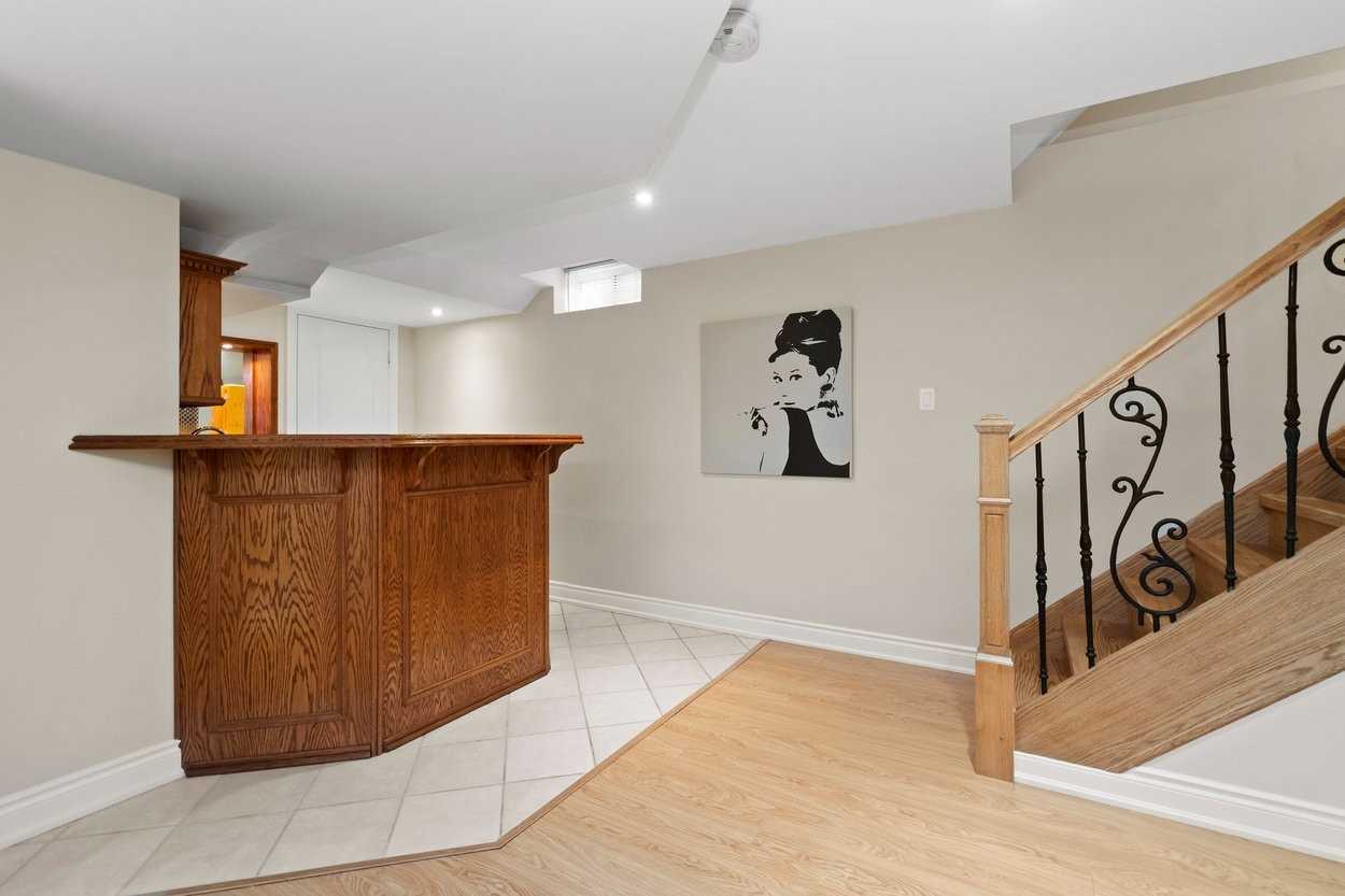 859 Mays Cres