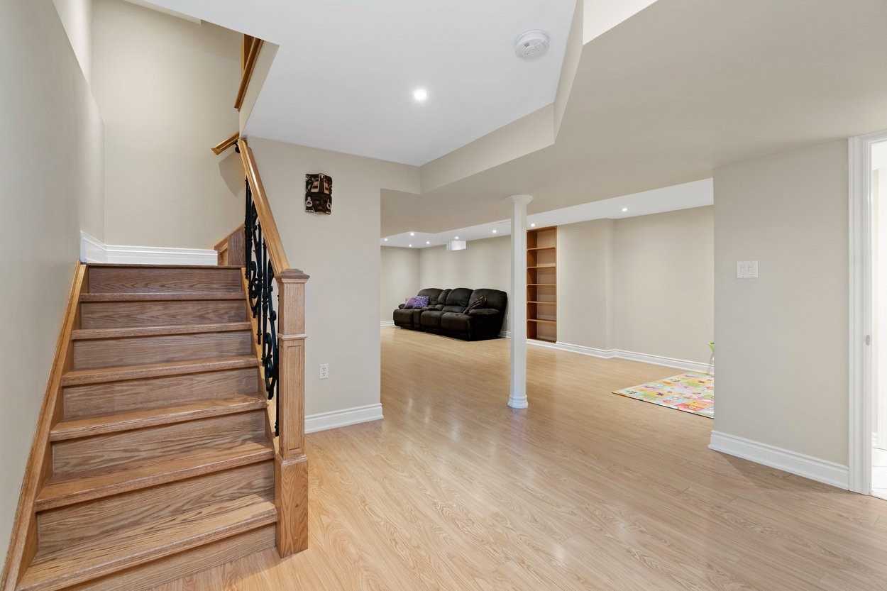 859 Mays Cres