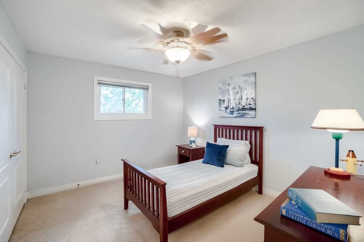 4 Gollop Cres