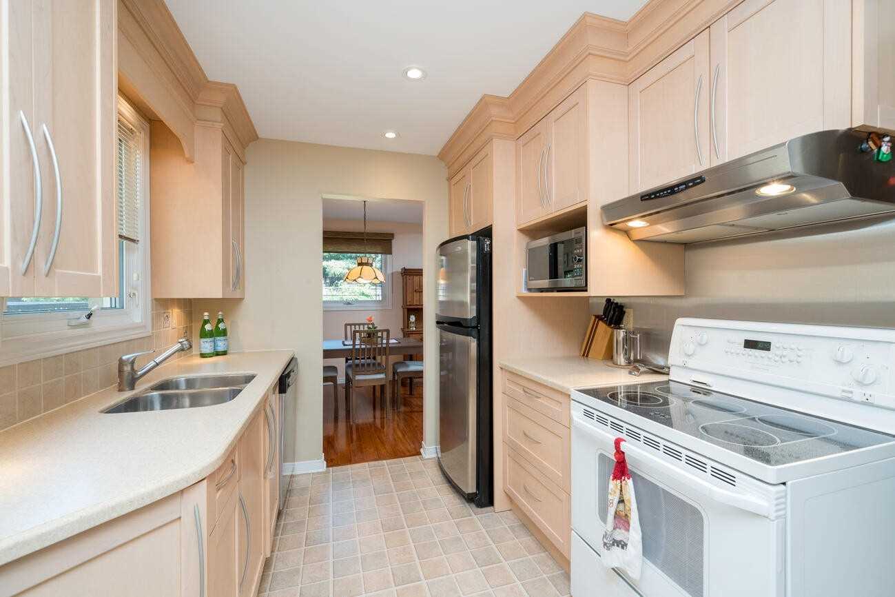 6927 Cordingley Cres
