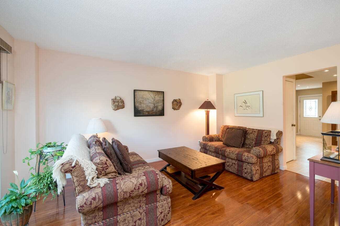 6927 Cordingley Cres