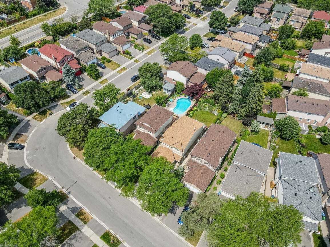 6927 Cordingley Cres