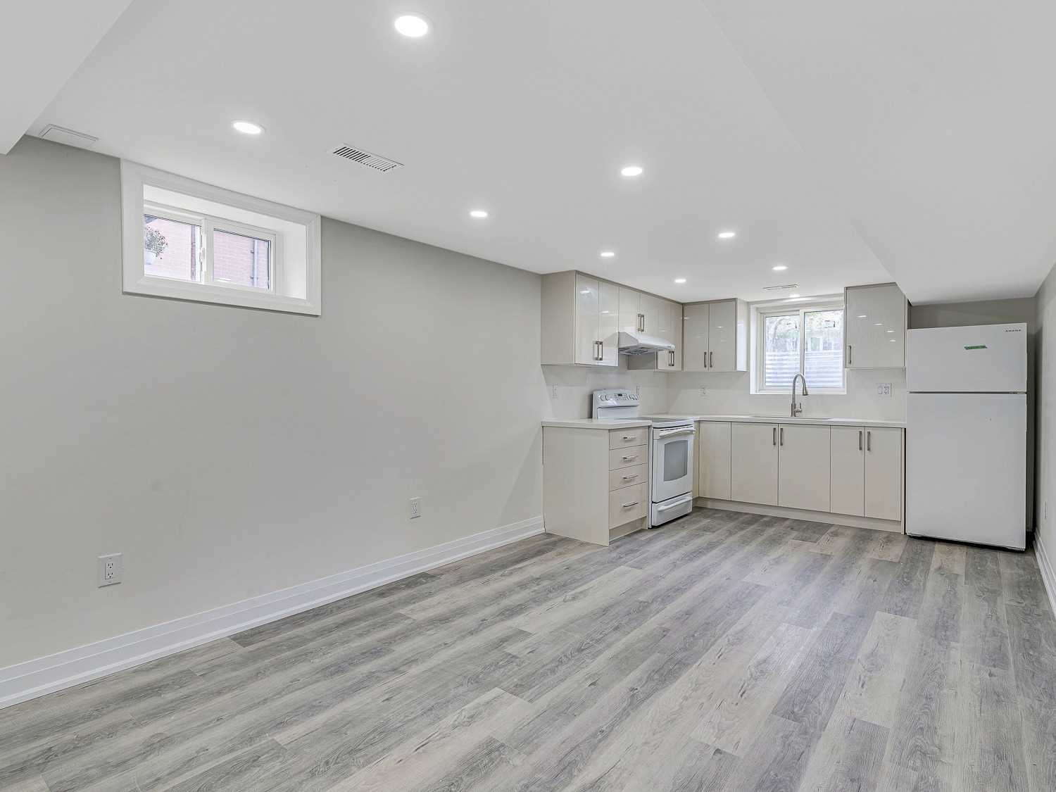 8 Lawrence Cres