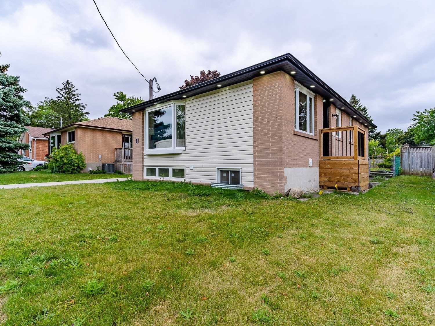8 Lawrence Cres