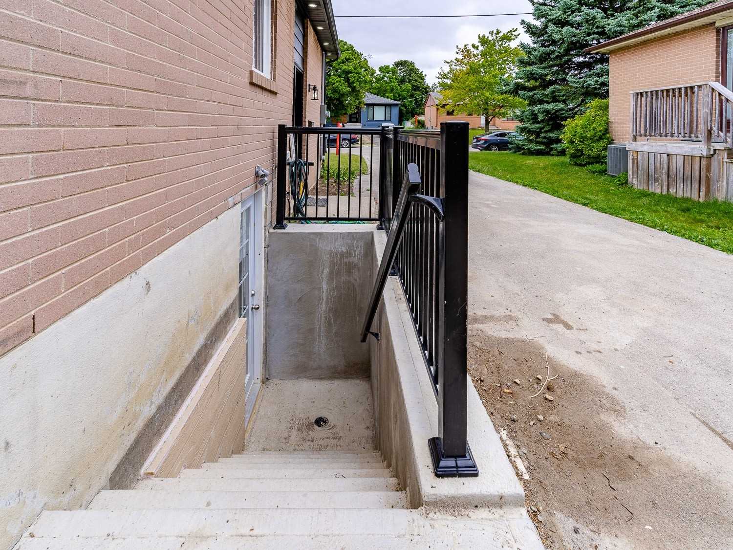 8 Lawrence Cres
