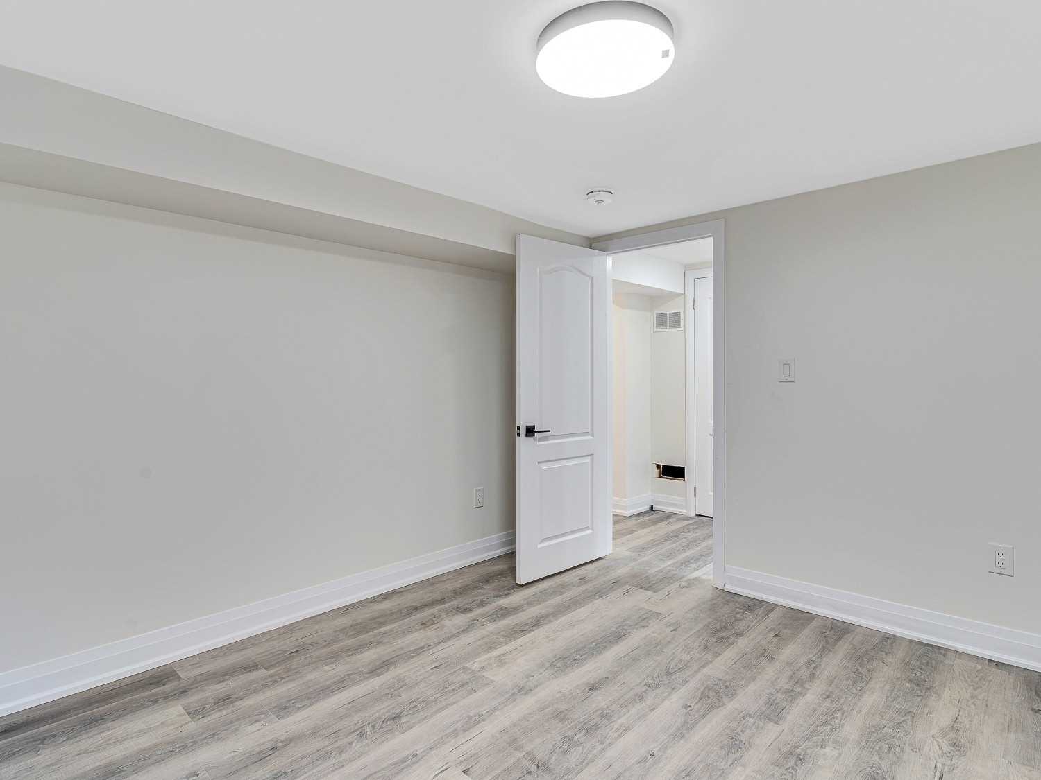8 Lawrence Cres
