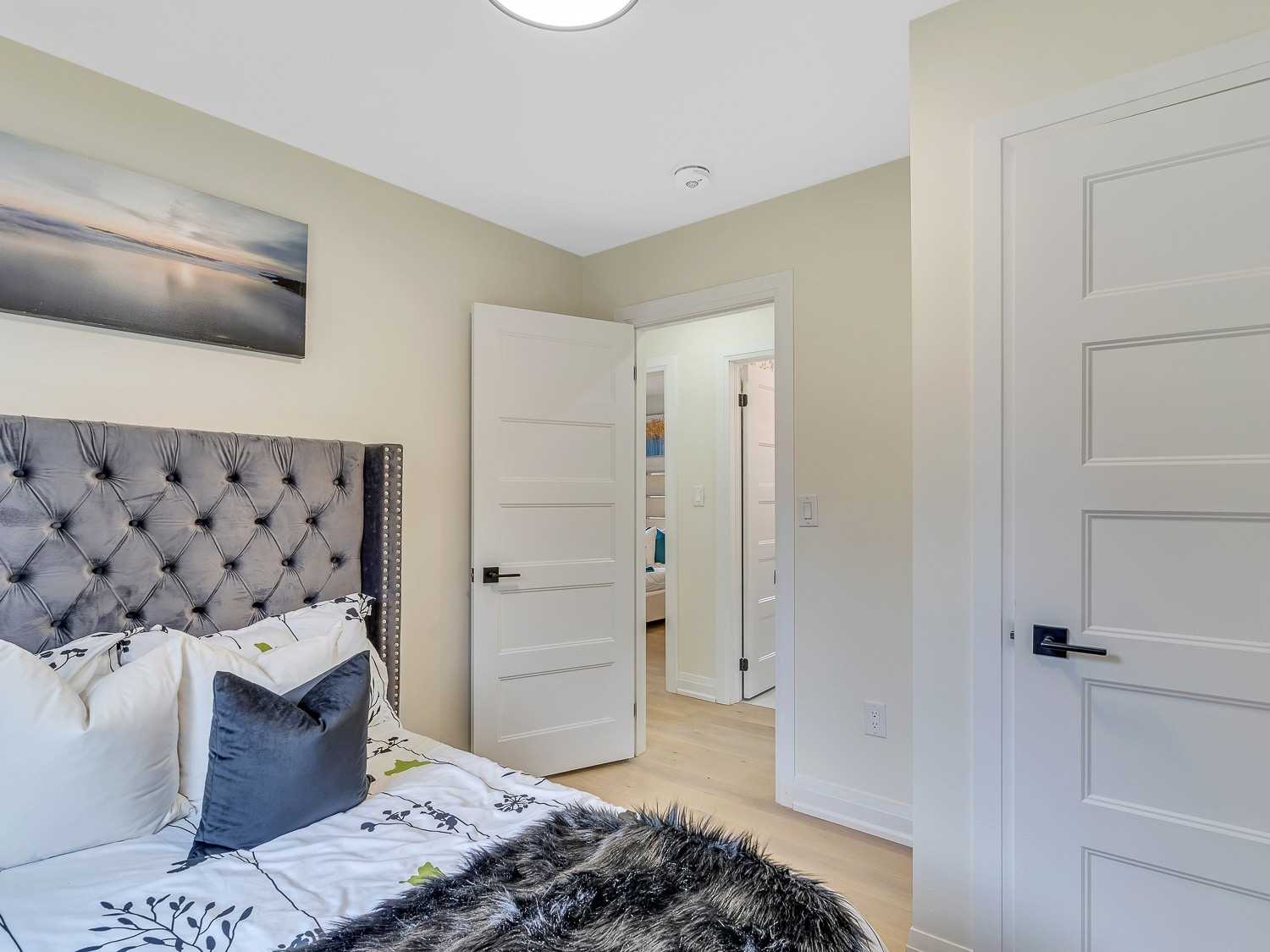 8 Lawrence Cres