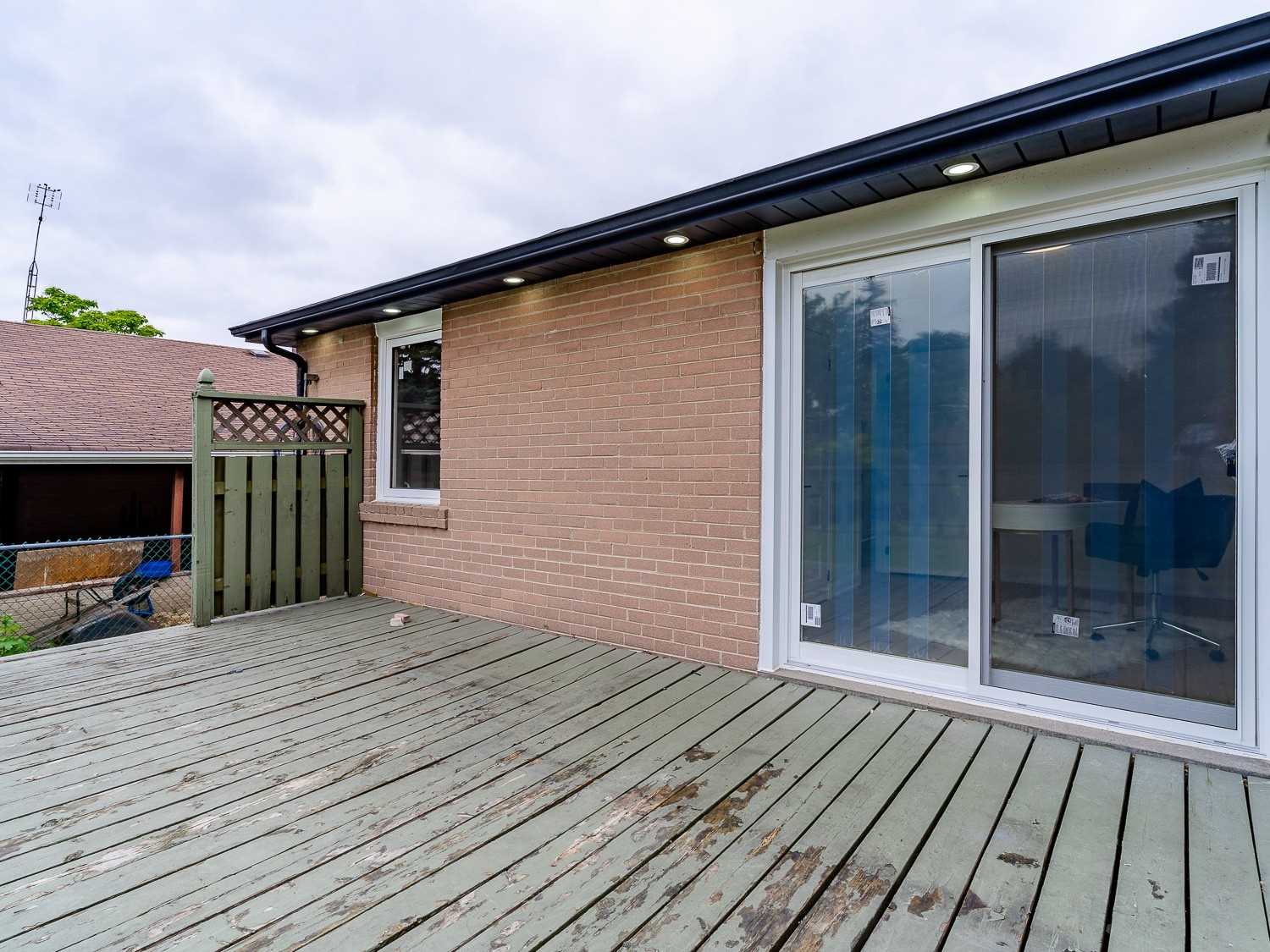 8 Lawrence Cres