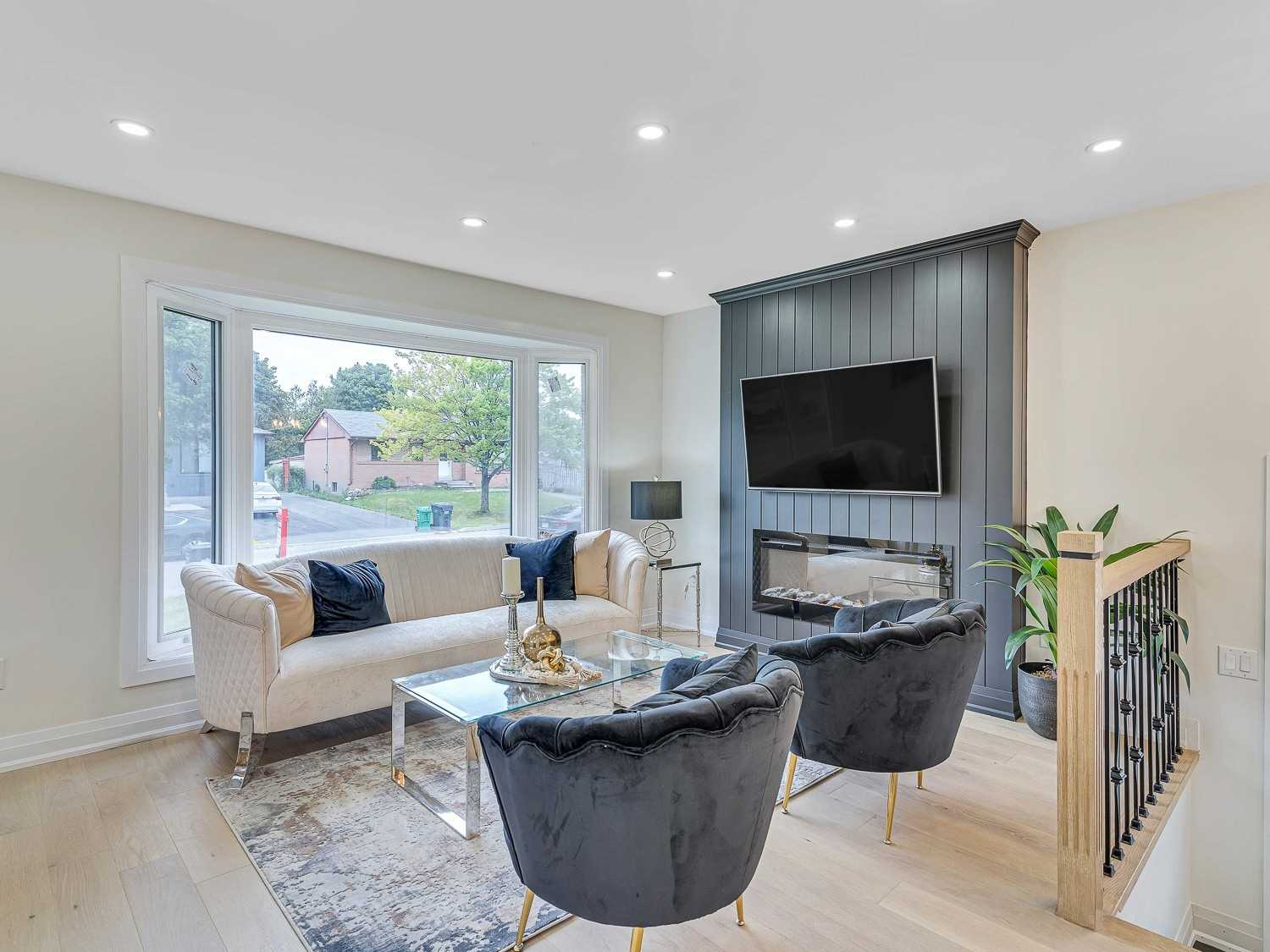 8 Lawrence Cres