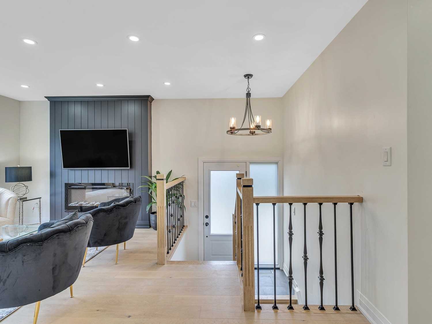 8 Lawrence Cres