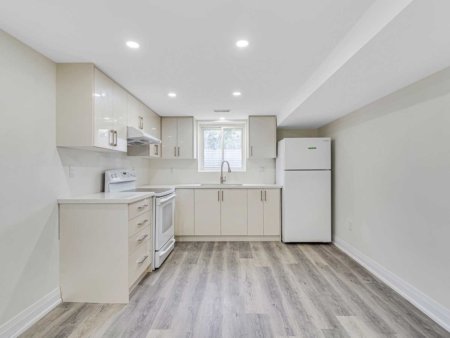 8 Lawrence Cres