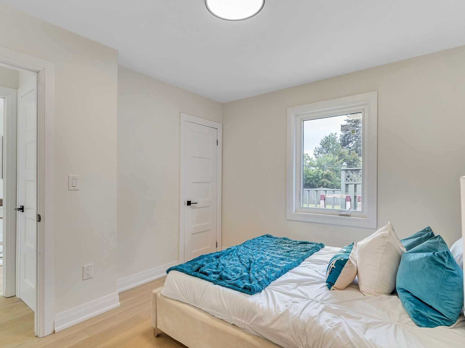 8 Lawrence Cres