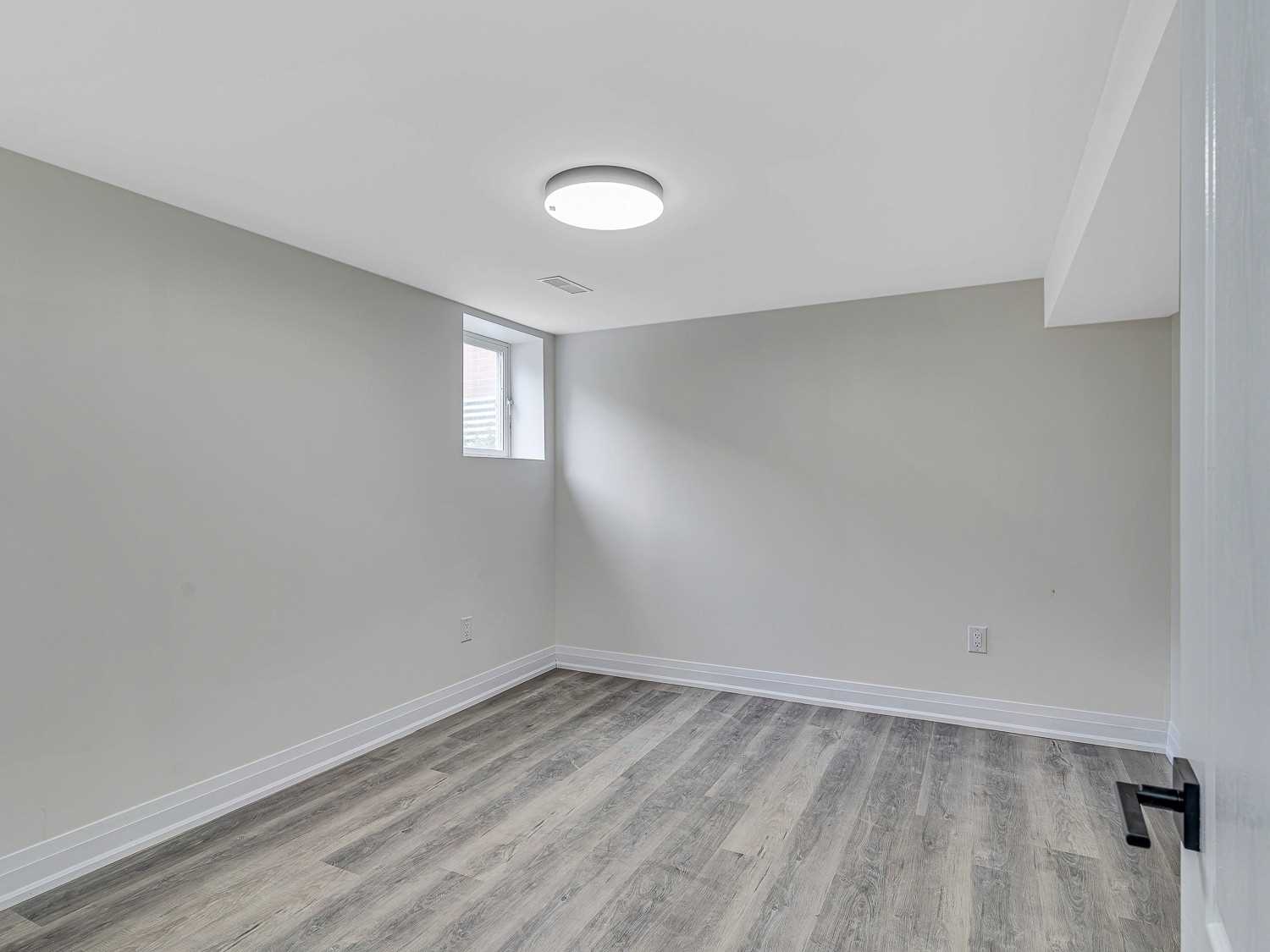 8 Lawrence Cres