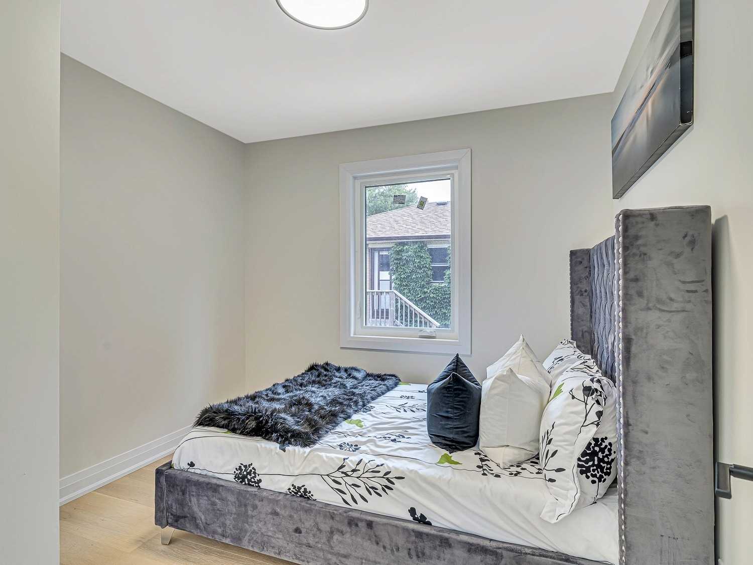 8 Lawrence Cres