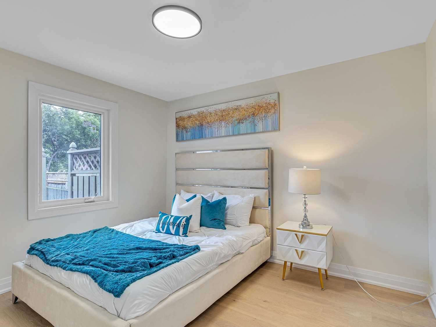 8 Lawrence Cres
