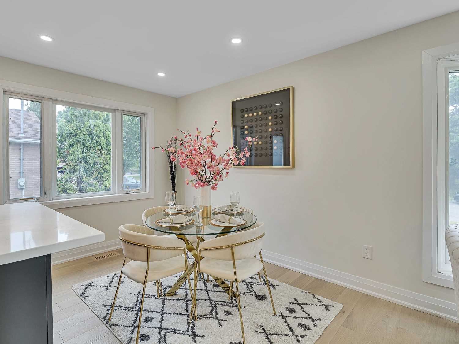 8 Lawrence Cres