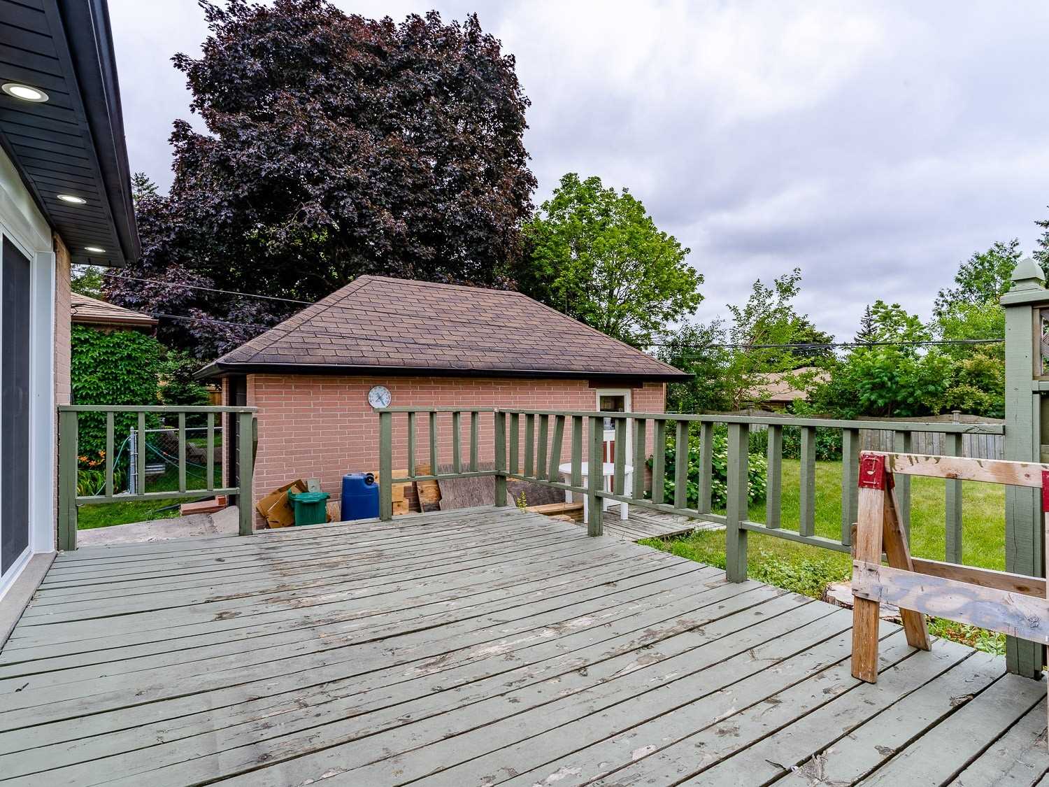8 Lawrence Cres