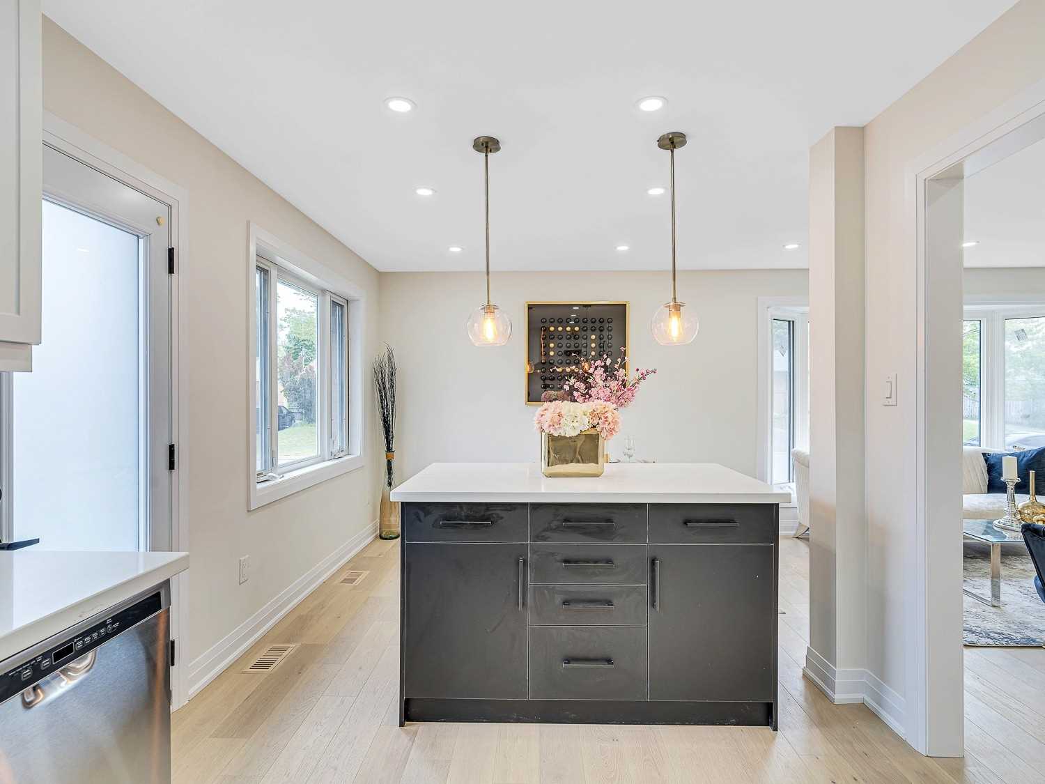 8 Lawrence Cres