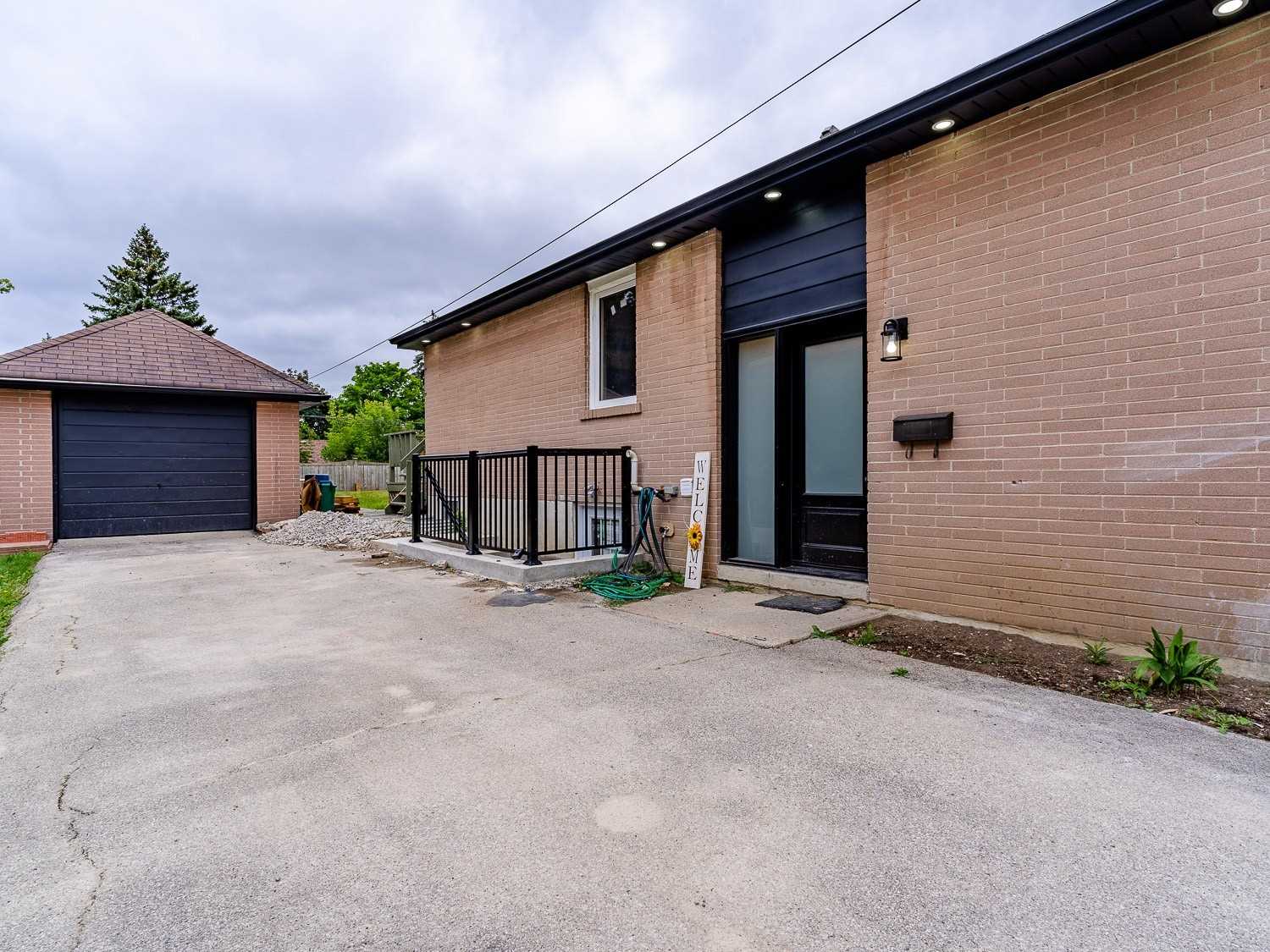 8 Lawrence Cres