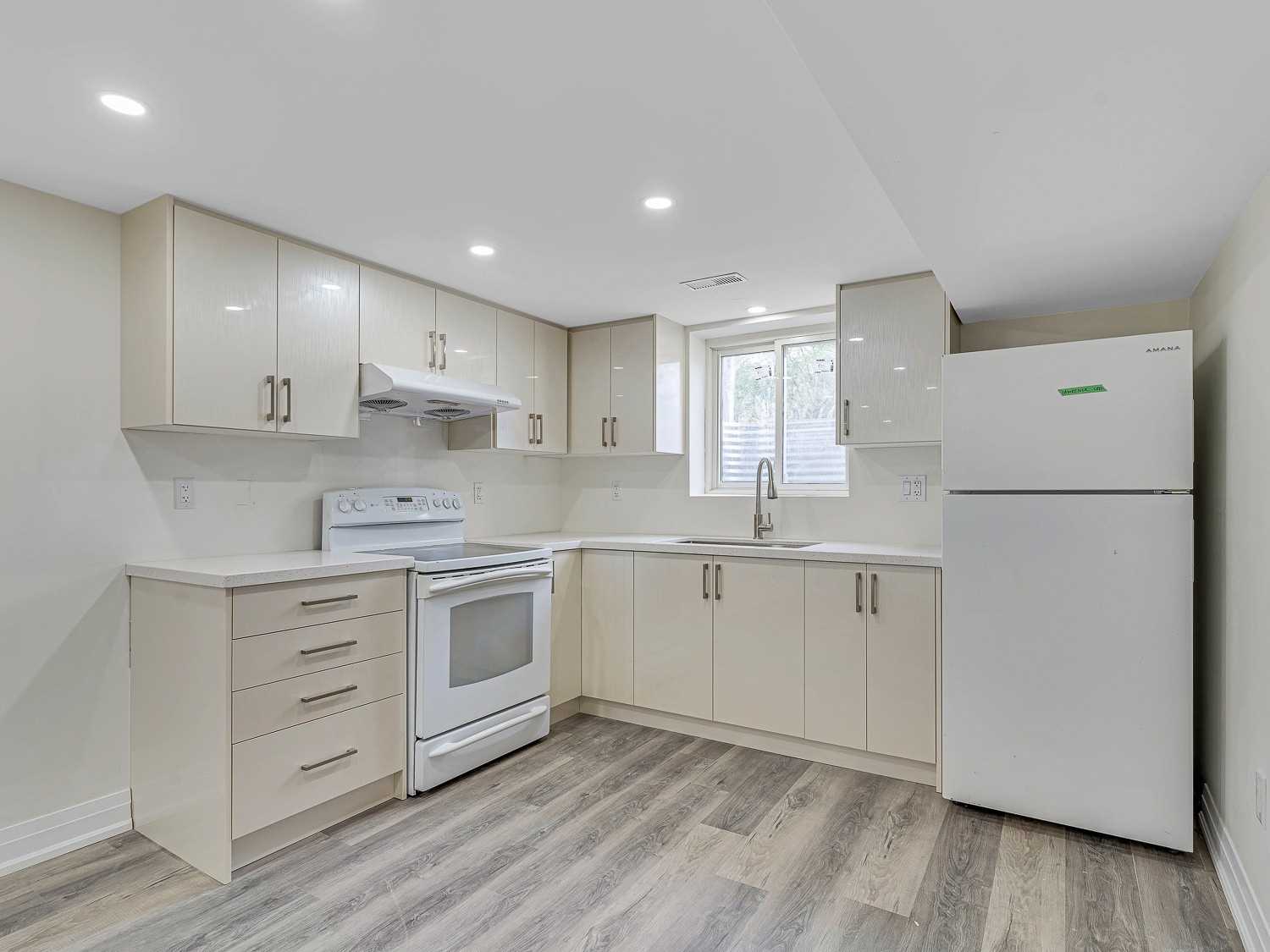 8 Lawrence Cres