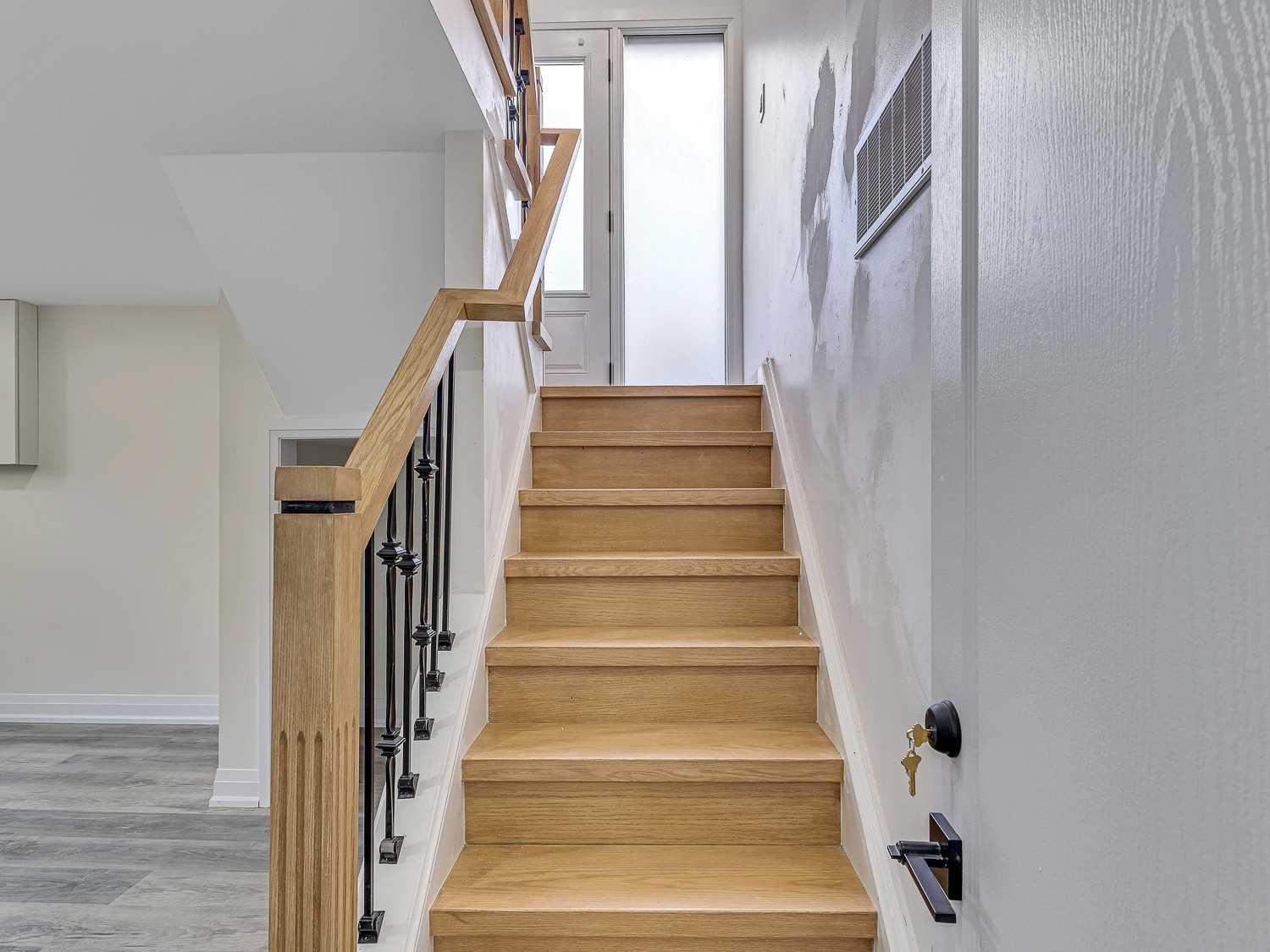 8 Lawrence Cres
