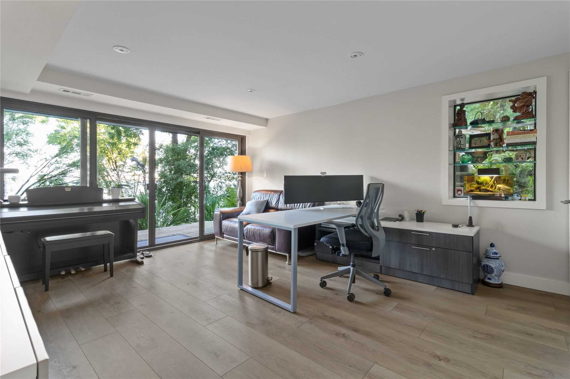 868 Danforth Pl