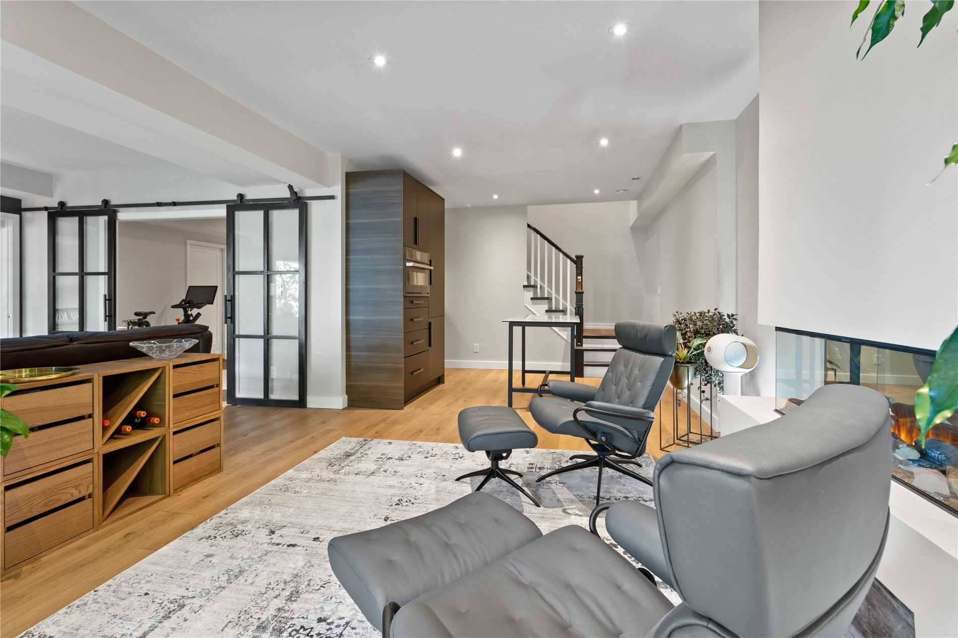 868 Danforth Pl