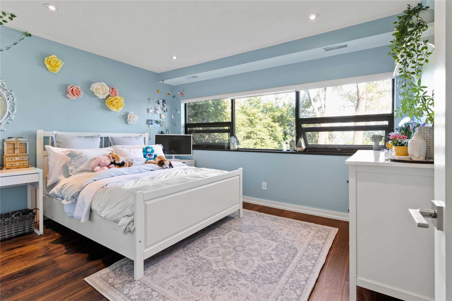 868 Danforth Pl