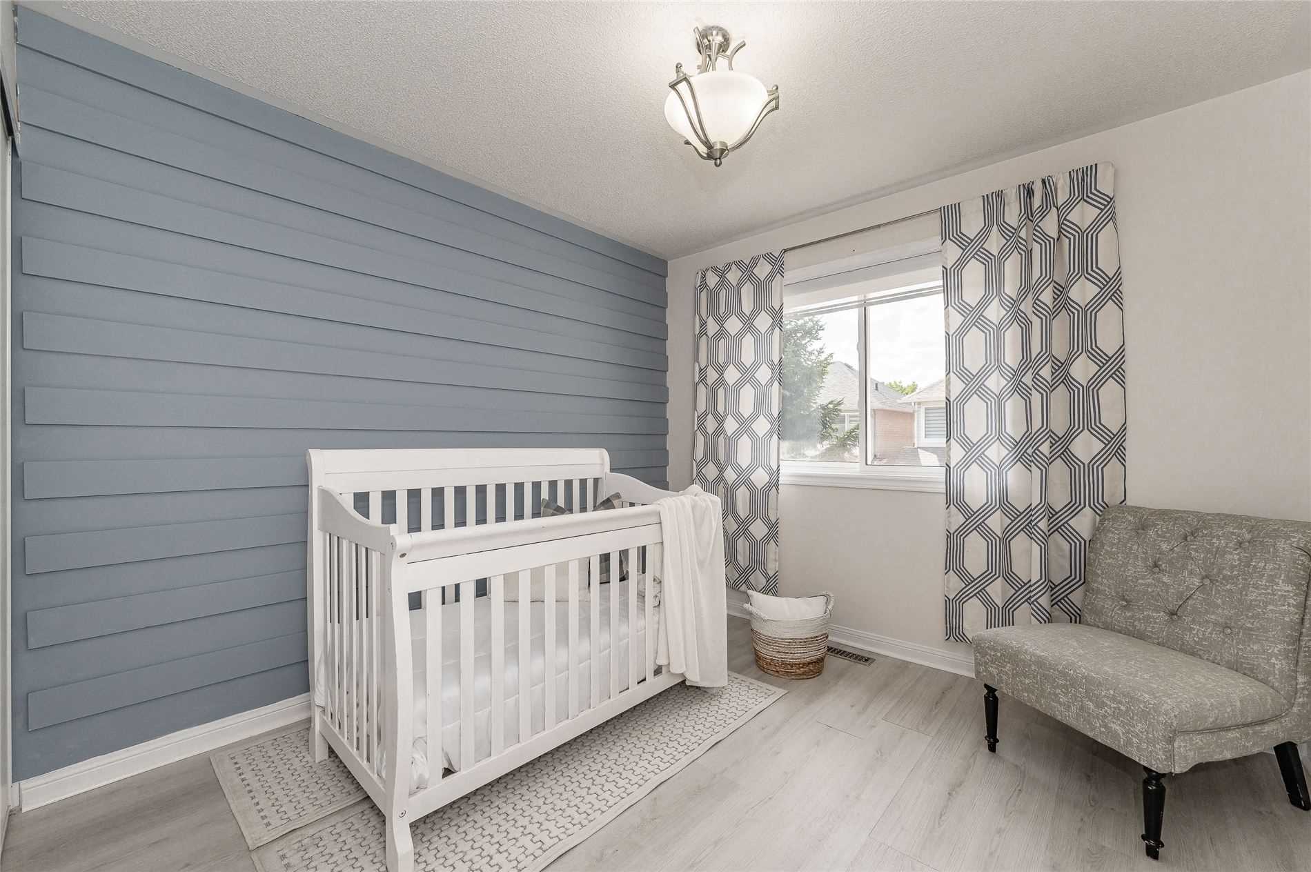 1242 Glenrose Cres
