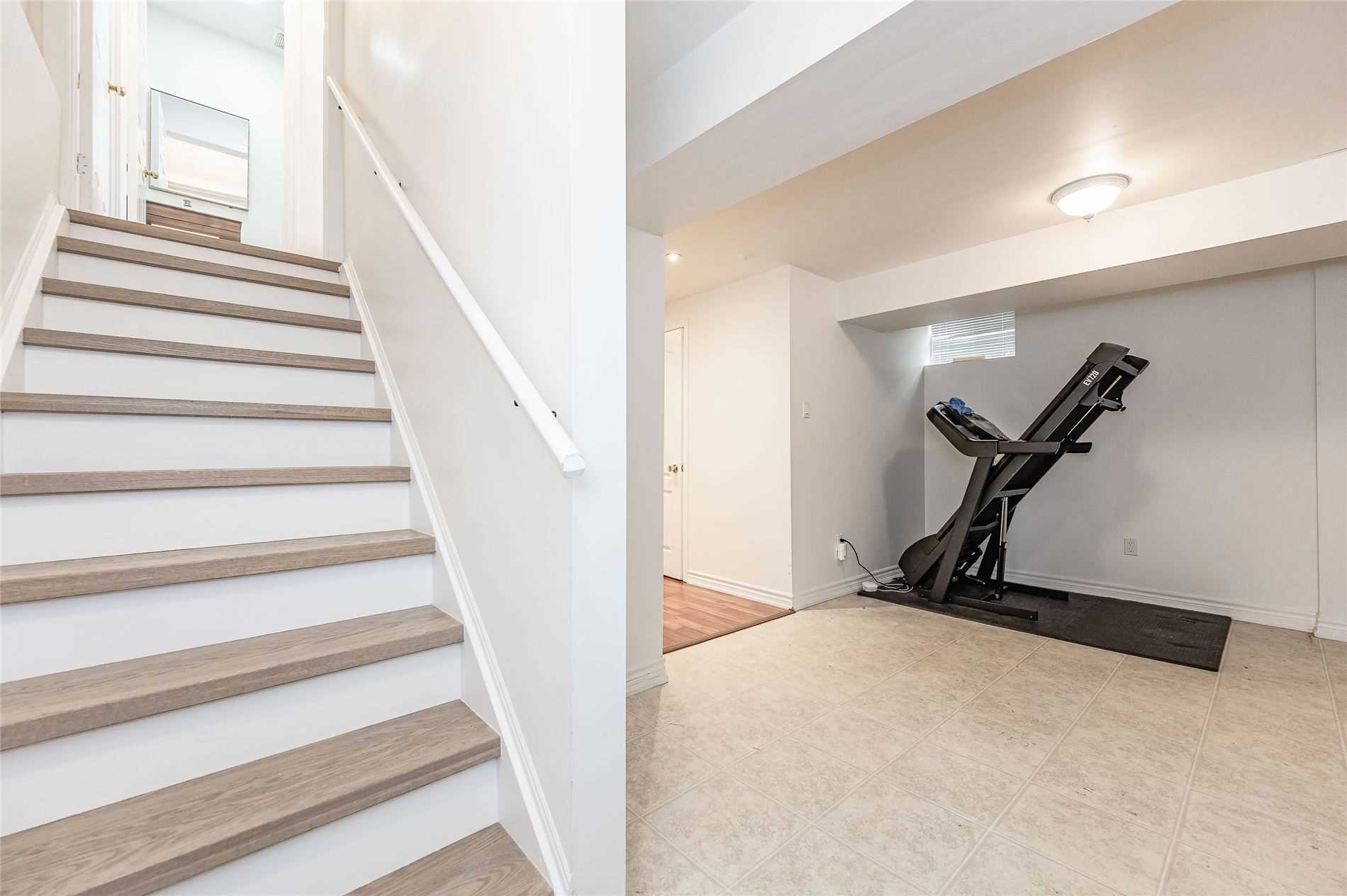 1242 Glenrose Cres