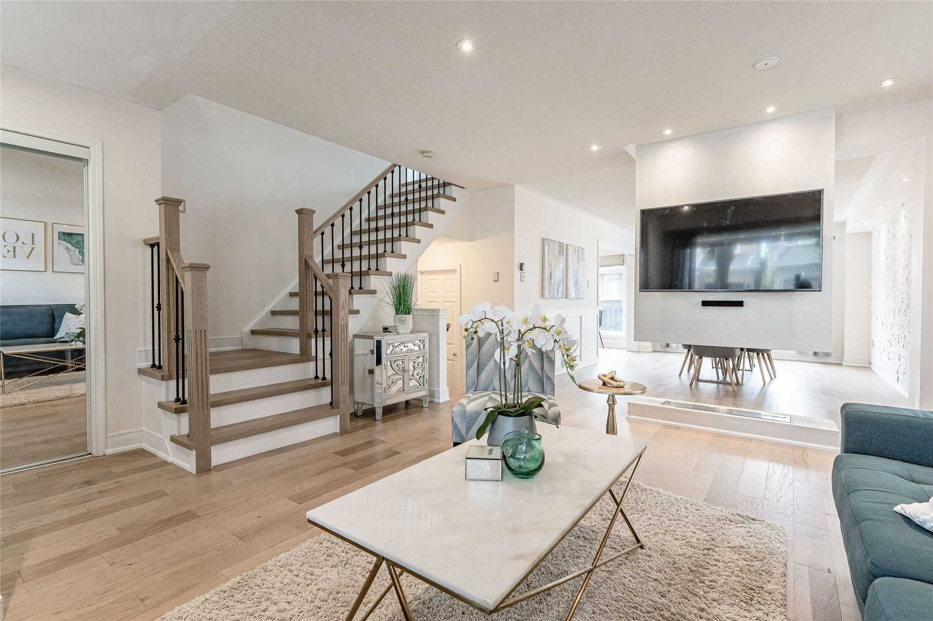 1242 Glenrose Cres