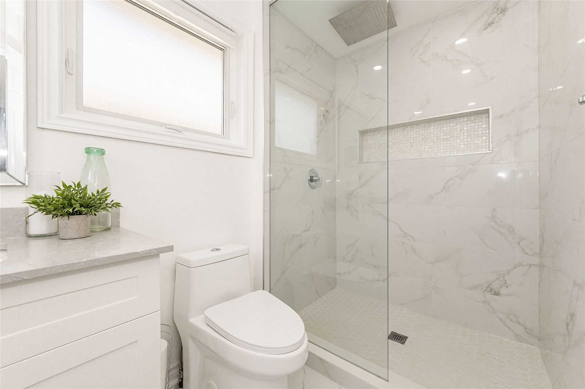 1242 Glenrose Cres